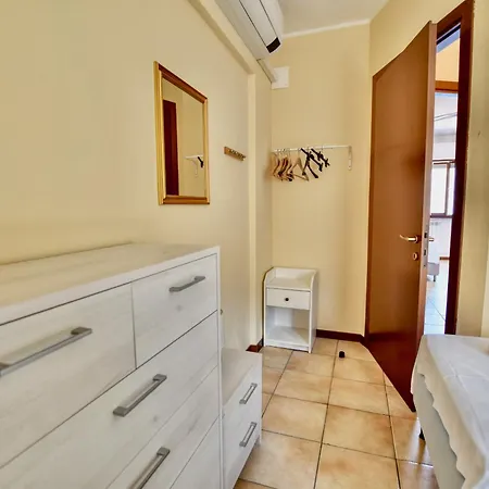 2-bedroom Airconditioned Lakeview *