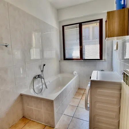 2-bedroom Airconditioned Lakeview *