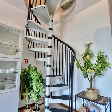 2-bedroom Airconditioned Lakeview Apartment *